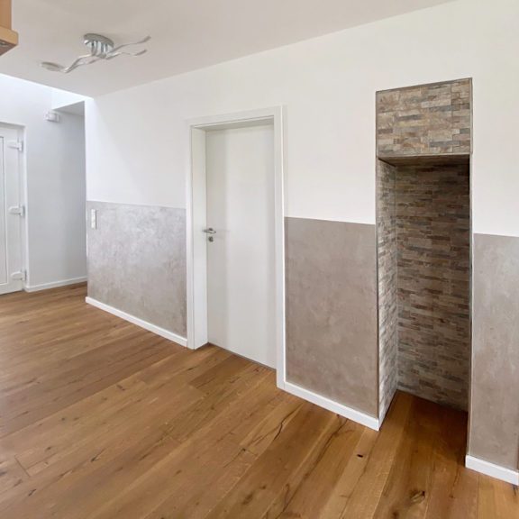 Innenausbau des Flures mit Tür und Nische