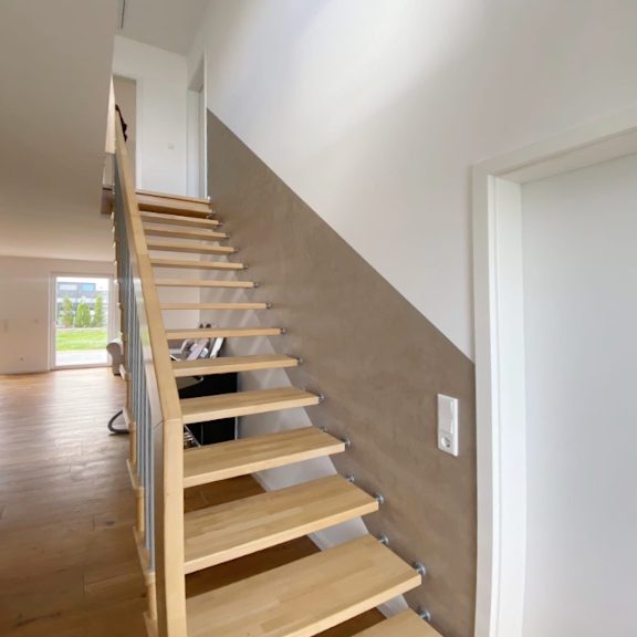 Innenausbau mit schwebender Holztreppe