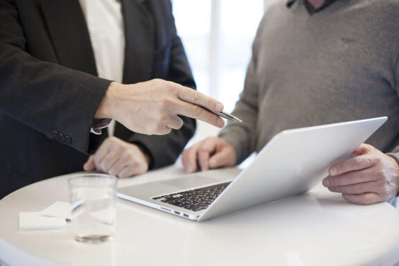 ausführliche Beratung zwei Personen vor einem Laptop