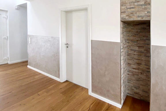 Innenausbau des Flures mit Tür und Nische