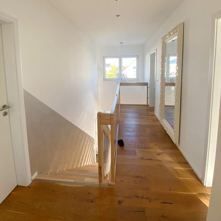 Innenausbau eines oberen Stockwerks mit Holzboden