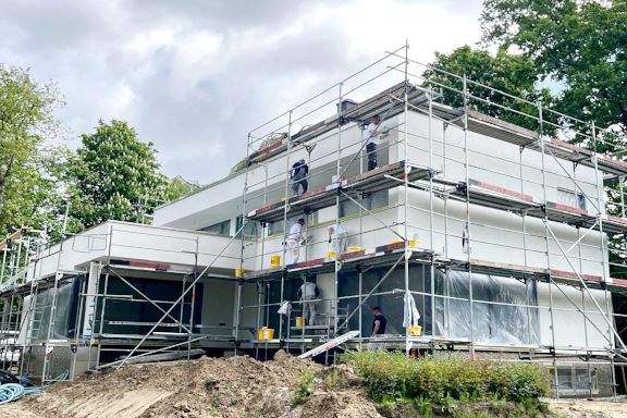 Haus eingerüstet für die Fassadensanierung mit WDVS
